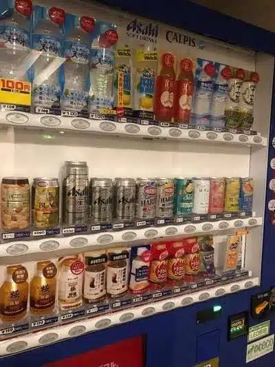 自販機での酒の販売は合法？免許・許可が不要なケースや裏ワザ、自販機代を安く抑えるコツ、節税効果などを解説